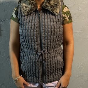 Onque vest with removable fur collar